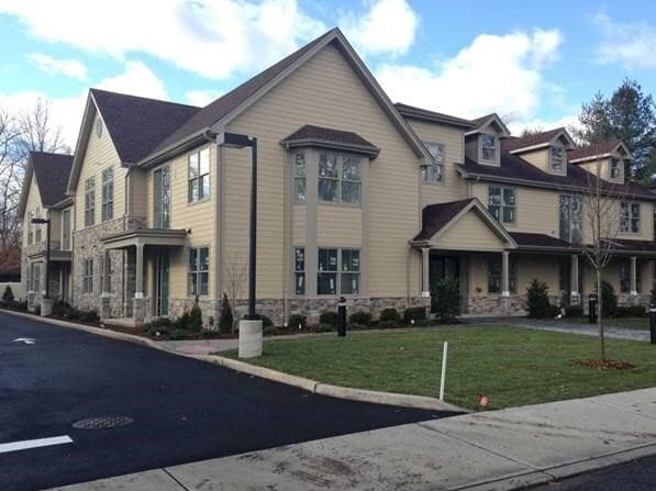 40 Russell Ave, Unit 201 in Old Tappan, NJ - Foto de edificio - Building Photo