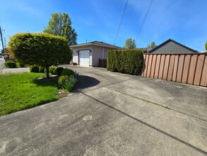 2344 Waverly Dr SE in Albany, OR - Foto de edificio - Building Photo