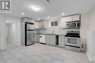 16 Waddington Crescent in Barrie, ON - Building Photo - Building Photo