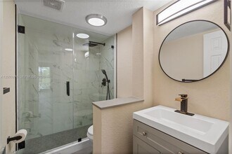 9441 SW 76th St in Miami, FL - Foto de edificio - Building Photo