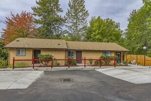 501 N Moss St in Lowell, OR - Building Photo