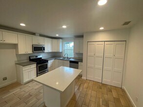 8950 Wilbur Ave in Northridge, CA - Foto de edificio - Building Photo