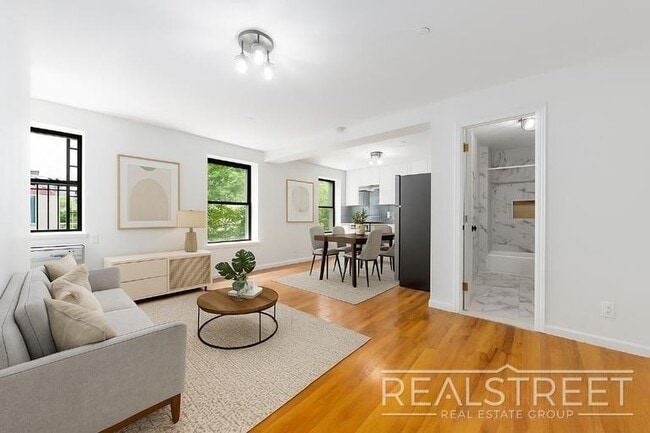 Spacious 2 Bedroom in Williamsburg!