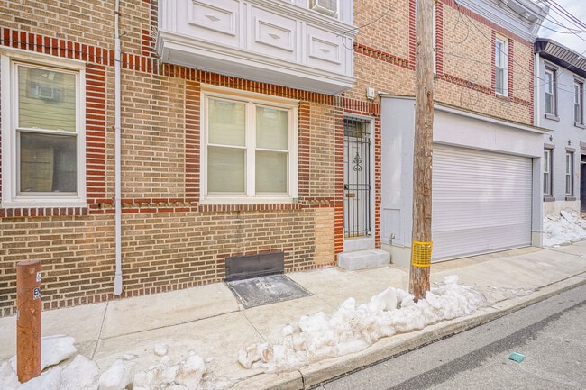1714 S 4th St, Unit 2R in Philadelphia, PA - Building Photo - Building Photo