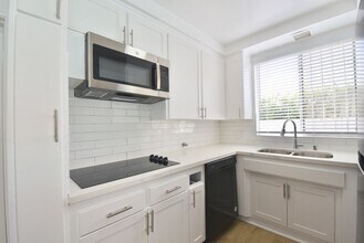 5230 Vesper Ave in Los Angeles, CA - Building Photo - Building Photo
