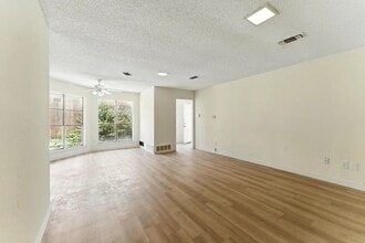 6905 W Cleburne Rd in Fort Worth, TX - Foto de edificio - Building Photo