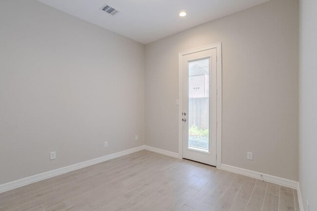 11016 Cres Light Way