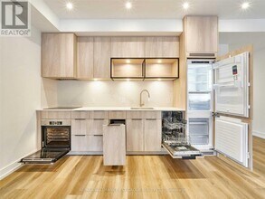 2602 Yonge St in Toronto, ON - Building Photo - Building Photo