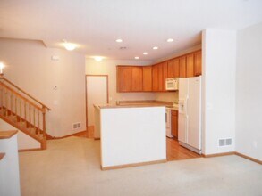 6708 Narcissus Ln N in Maple Grove, MN - Foto de edificio - Building Photo