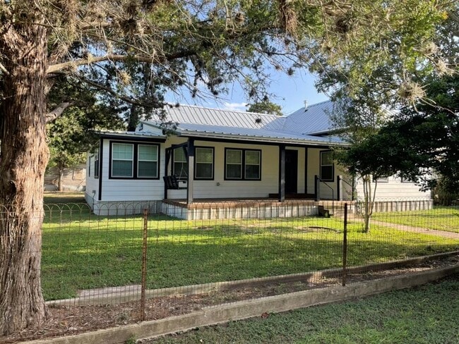 property at 1003 W 6th St