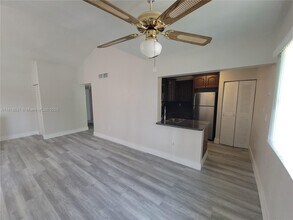 251 W Park Dr in Miami, FL - Building Photo - Building Photo