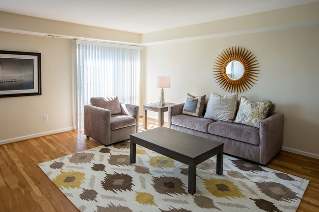 Longview Terrace Apartments in Alexandria, VA - Foto de edificio - Building Photo