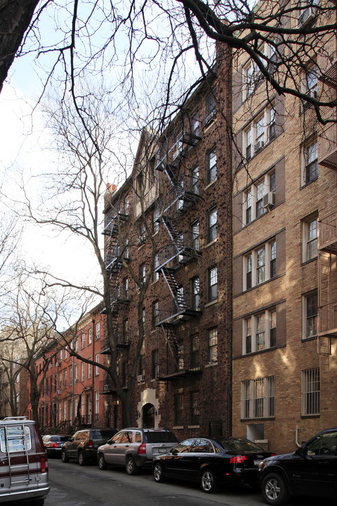 26 Grove in New York, NY - Building Photo