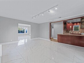 14 Nirvana Ave in Great Neck, NY - Building Photo - Building Photo