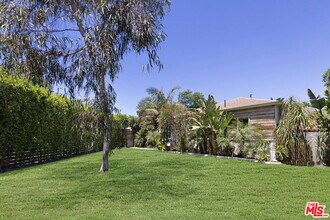 11525 Calvert St in Los Angeles, CA - Building Photo - Building Photo