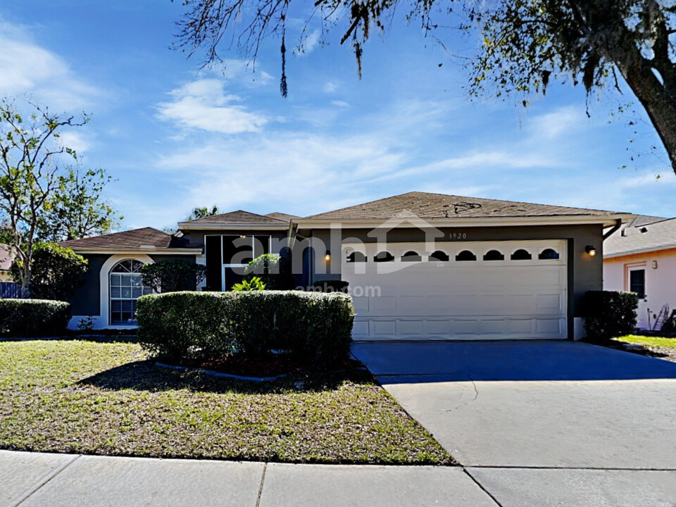 1920 Woodcut Dr in Lutz, FL - Building Photo