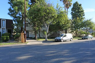 719 Orange Grove Ave in Glendale, CA - Foto de edificio - Building Photo