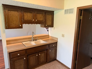 8323 Woodson Dr in Raytown, MO - Building Photo - Building Photo