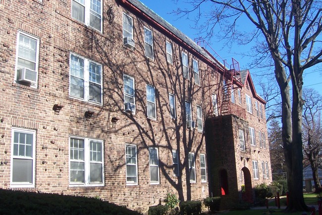 Woodmere Court Apartments in Woodmere, NY - Building Photo - Building Photo