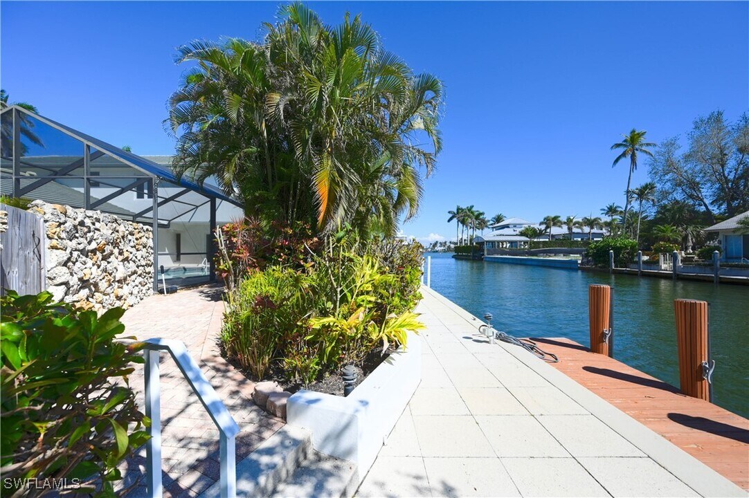 660 14th Ave S in Naples, FL - Foto de edificio