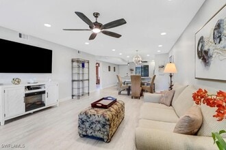 5792 Deauville Cir in Naples, FL - Foto de edificio - Building Photo
