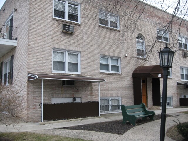 Pembroke Apartments in Bala Cynwyd, PA - Building Photo
