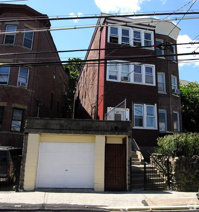 44 Maple St in Yonkers, NY - Building Photo - Building Photo