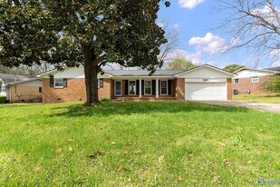 1801 Carson Ln NW in Huntsville, AL - Building Photo