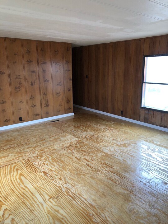 38561 Quail Trail in McCook, NE - Building Photo
