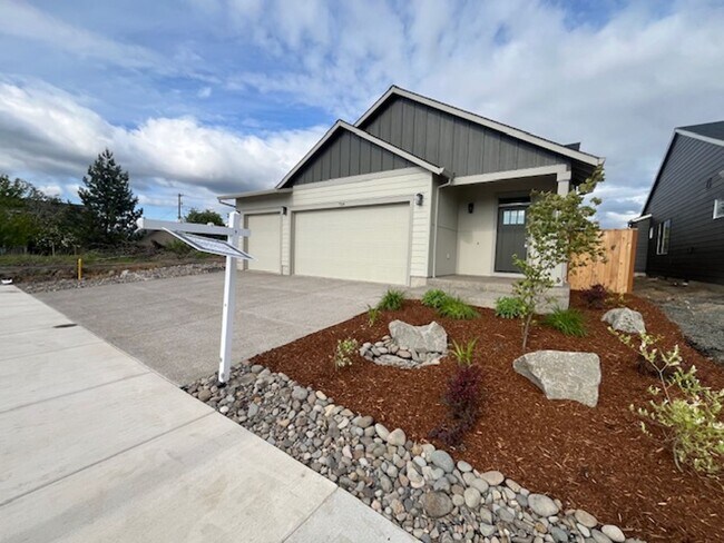 726 Tigerlily St in Silverton, OR - Building Photo - Building Photo