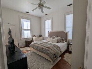 215 W Gwinnett St, Unit Apt. 4 in Savannah, GA - Foto de edificio - Building Photo
