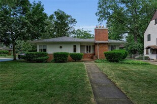 114 Burbank Dr in Buffalo, NY - Building Photo