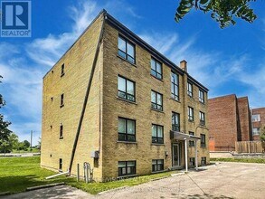 9901 Yonge St in Richmond Hill, ON - Building Photo - Building Photo