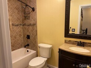 11 Bristol Dr in North Brunswick, NJ - Building Photo - Building Photo