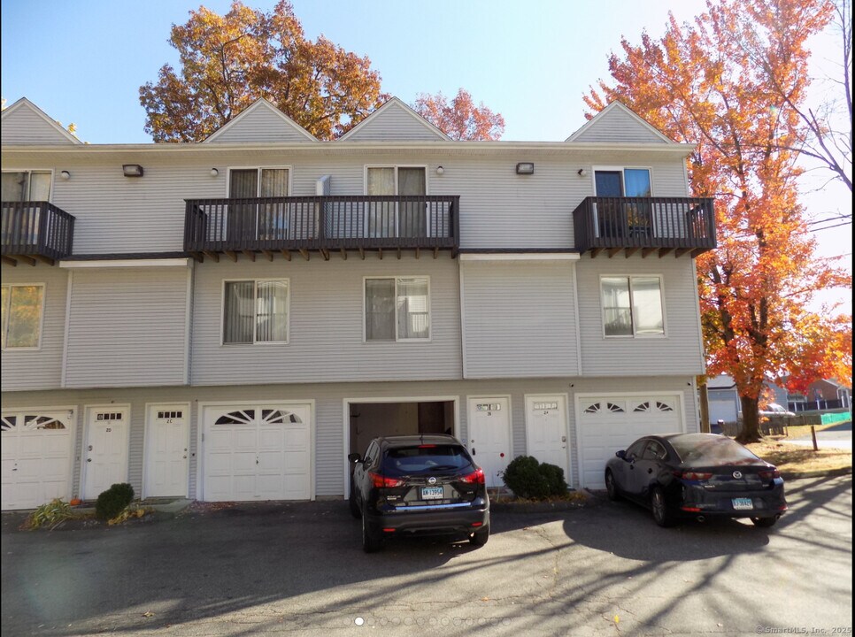 31 Meloy Rd in West Haven, CT - Building Photo
