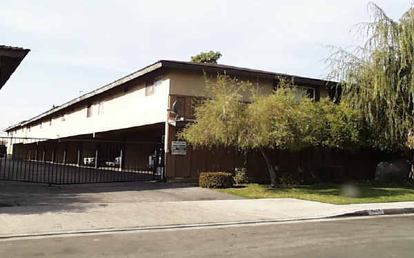 Pine Crest Villa in San Gabriel, CA - Foto de edificio - Building Photo