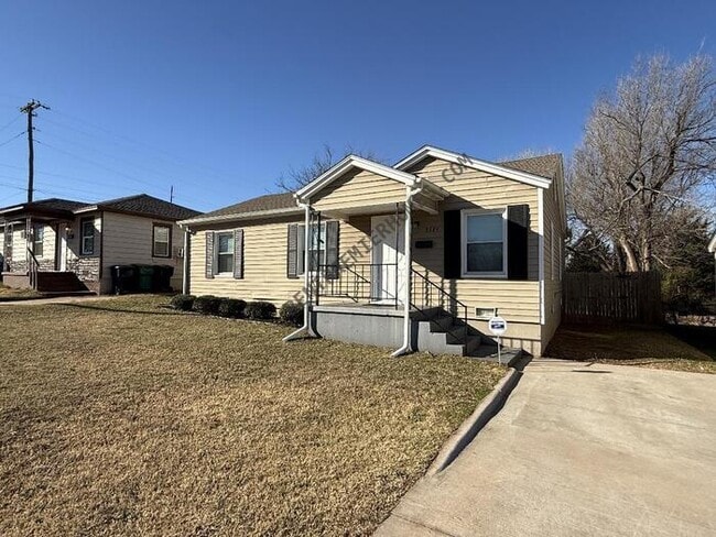 property at 3121 N Lindsay Ave