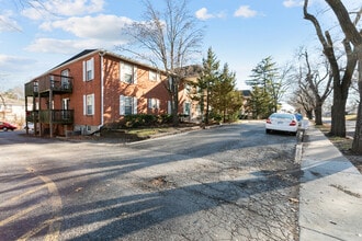 8327 Lowell Ave in Overland Park, KS - Foto de edificio - Building Photo