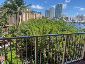 19701 E Country Club Dr in Aventura, FL - Building Photo - Building Photo