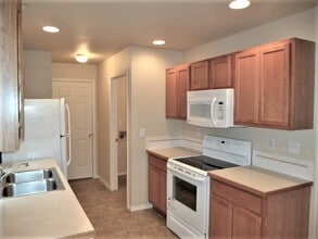 585 N Katie Way in Kuna, ID - Foto de edificio - Building Photo