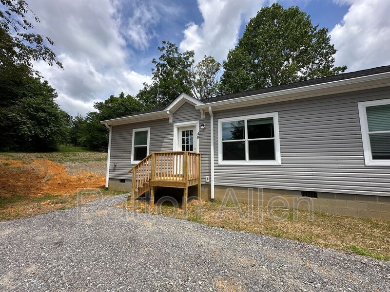 40 Little Martha Ln in Waynesville, NC - Building Photo