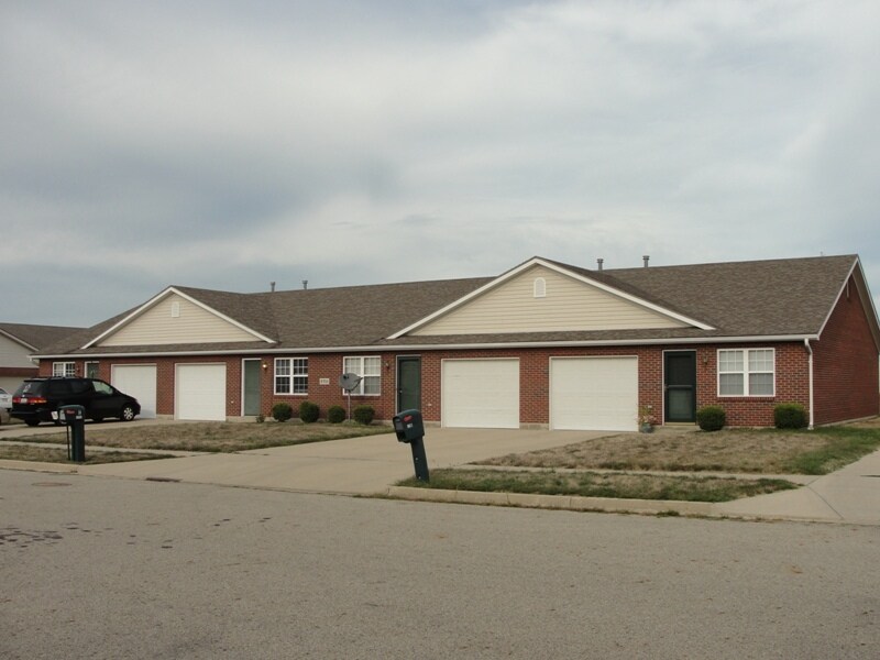 2711 Fairmont Ct in Troy, OH - Building Photo