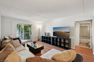 38 Moonachie Rd in Hackensack, NJ - Building Photo - Building Photo