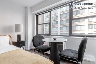 330 E 46th St in New York, NY - Building Photo - Building Photo