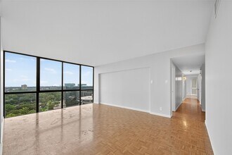 5001 Woodway Dr, Unit 1804 in Houston, TX - Foto de edificio - Building Photo