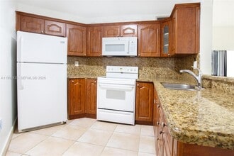 9441 Fontainebleau Blvd in Miami, FL - Building Photo - Building Photo