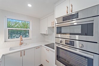 4526 S Lockwood Ridge Rd in Sarasota, FL - Building Photo - Building Photo