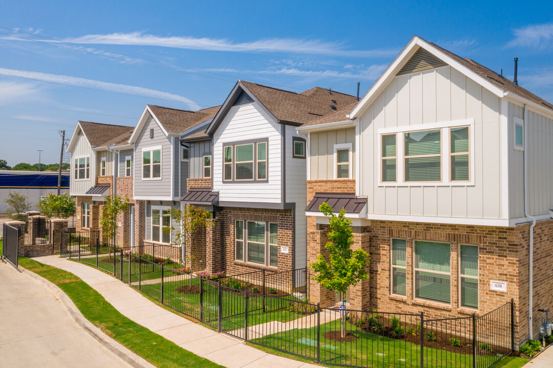 Echelon at Reverchon Bluffs in Dallas, TX - Building Photo