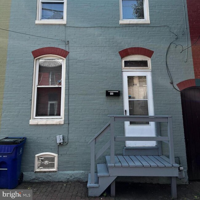 486 W South St