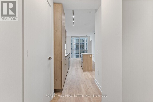 1 Yorkville Ave in Toronto, ON - Building Photo - Building Photo